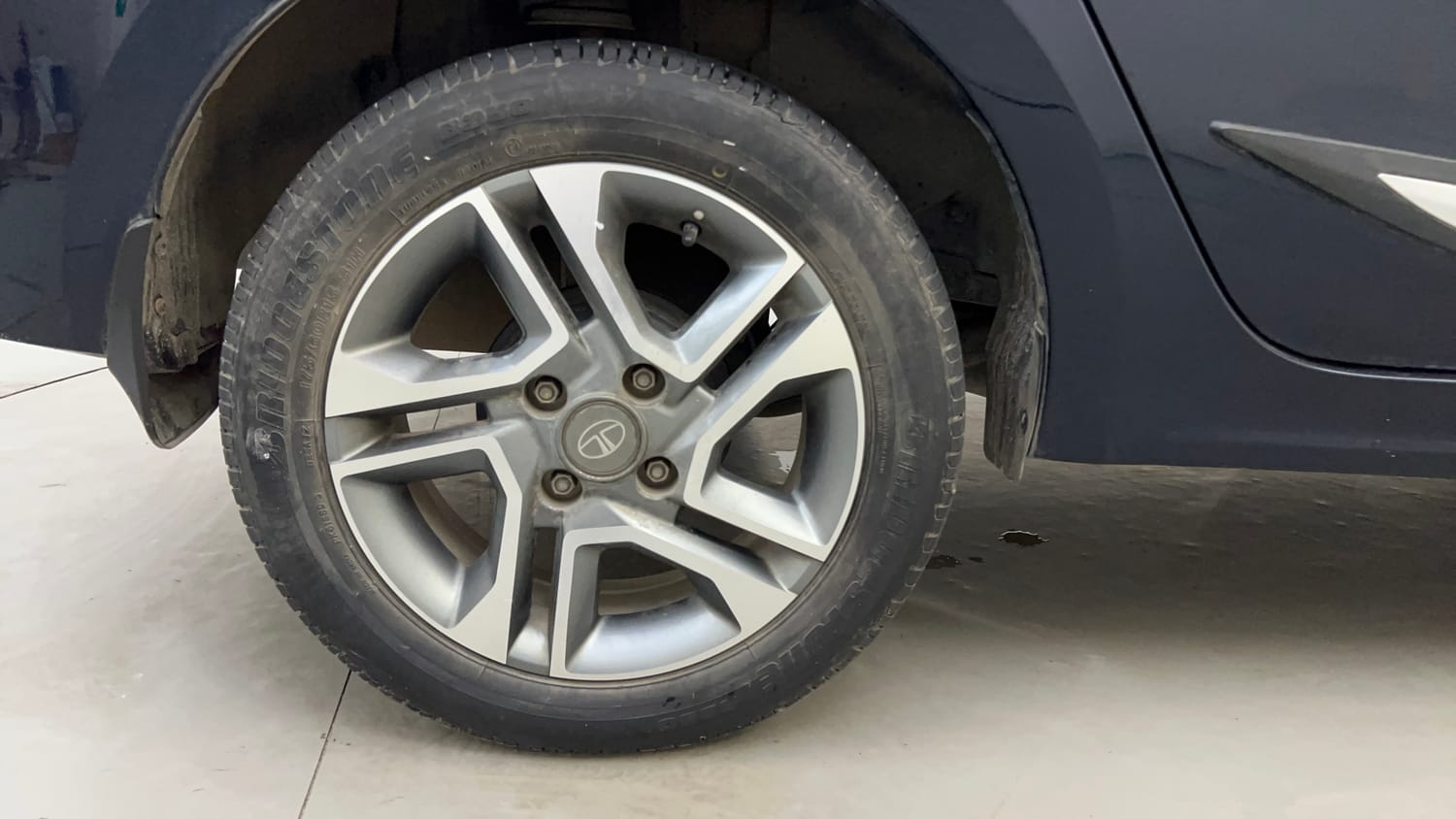 Used 2022 Tata Tigor XZA Plus Petrol Automatic tyres RIGHT REAR TYRE RIM VIEW
