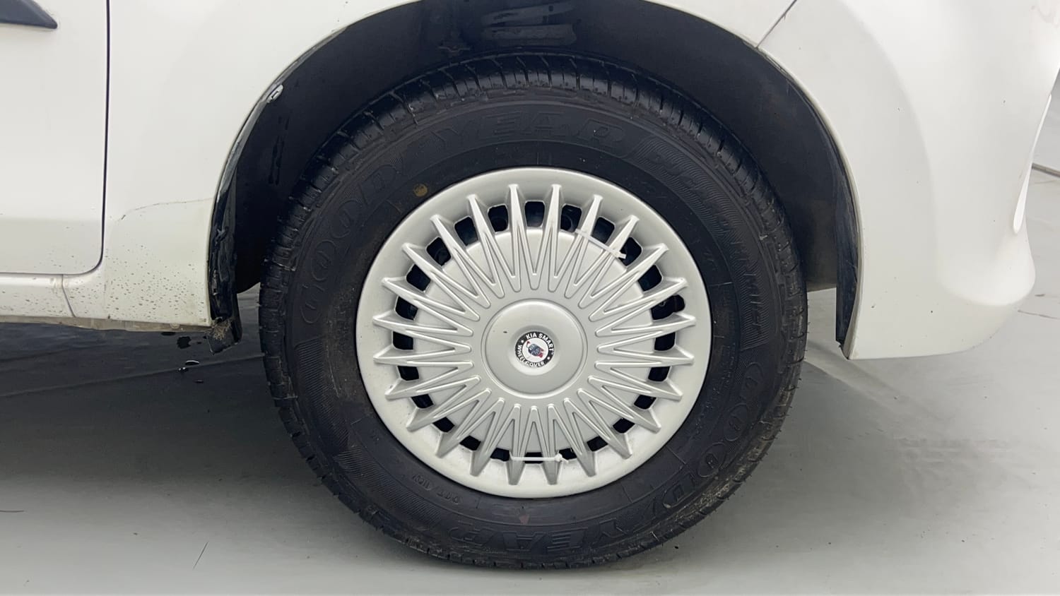 Used 2017 Maruti Suzuki Alto 800 VXi Petrol Manual tyres RIGHT FRONT TYRE RIM VIEW