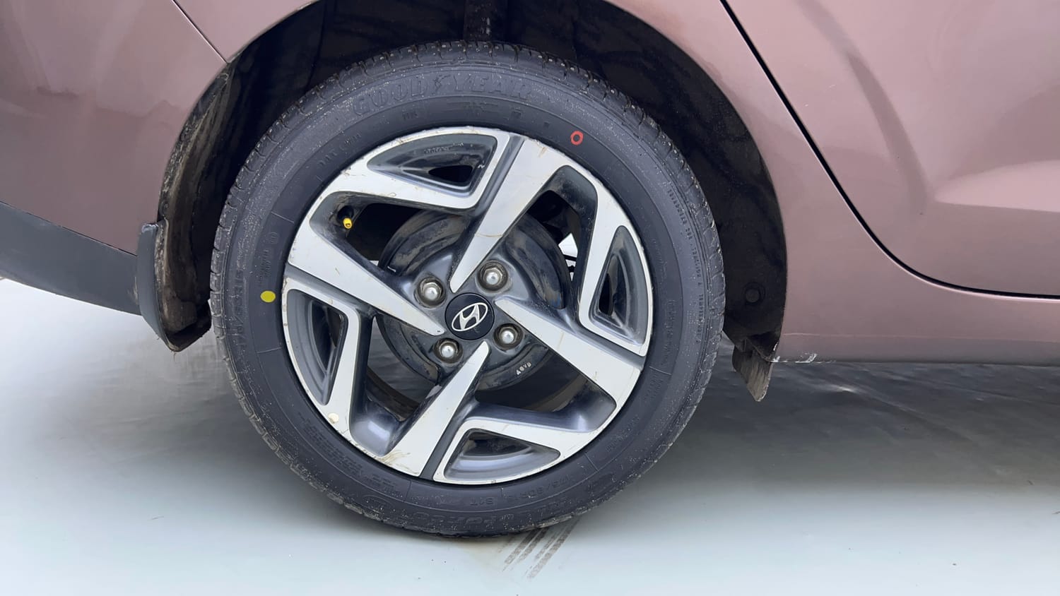 Used 2020 Hyundai Aura SX Plus 1.2 AMT Petrol Petrol Automatic tyres RIGHT REAR TYRE RIM VIEW