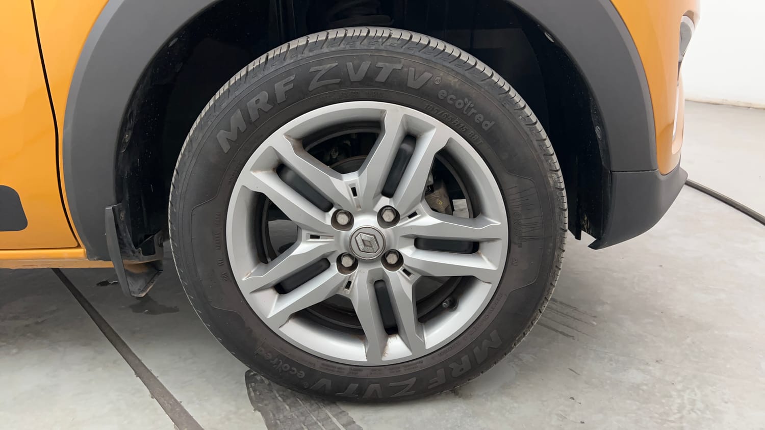 Used 2024 Renault Triber RXZ Petrol Manual tyres RIGHT FRONT TYRE RIM VIEW