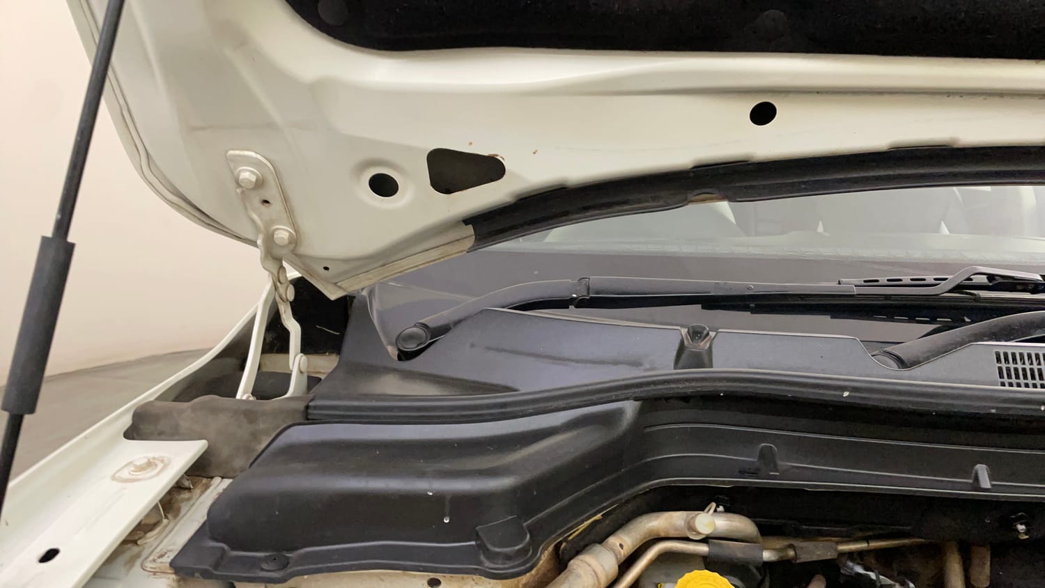 Used 2021 Mahindra XUV 300 W8 (O) 1.5 Diesel Diesel Manual engine ENGINE RIGHT SIDE HINGE & APRON VIEW