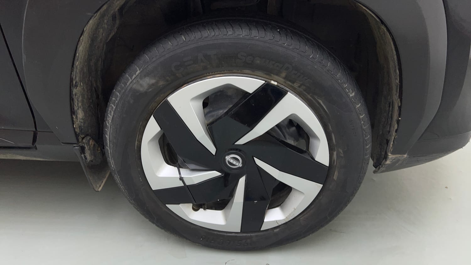 Used 2023 Nissan Magnite Geza Edition Petrol Manual tyres RIGHT FRONT TYRE RIM VIEW
