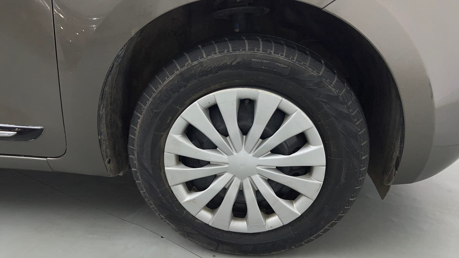 Used 2021 Maruti Suzuki Swift VXi Petrol Manual tyres RIGHT FRONT TYRE RIM VIEW
