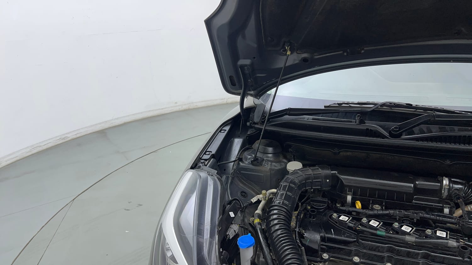 Used 2021 Maruti Suzuki Baleno Zeta Petrol Manual engine ENGINE RIGHT SIDE HINGE & APRON VIEW