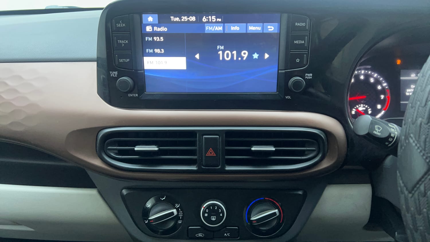 Used 2023 Hyundai Aura SX 1.2 CNG Cng Manual interior MUSIC SYSTEM & AC CONTROL VIEW