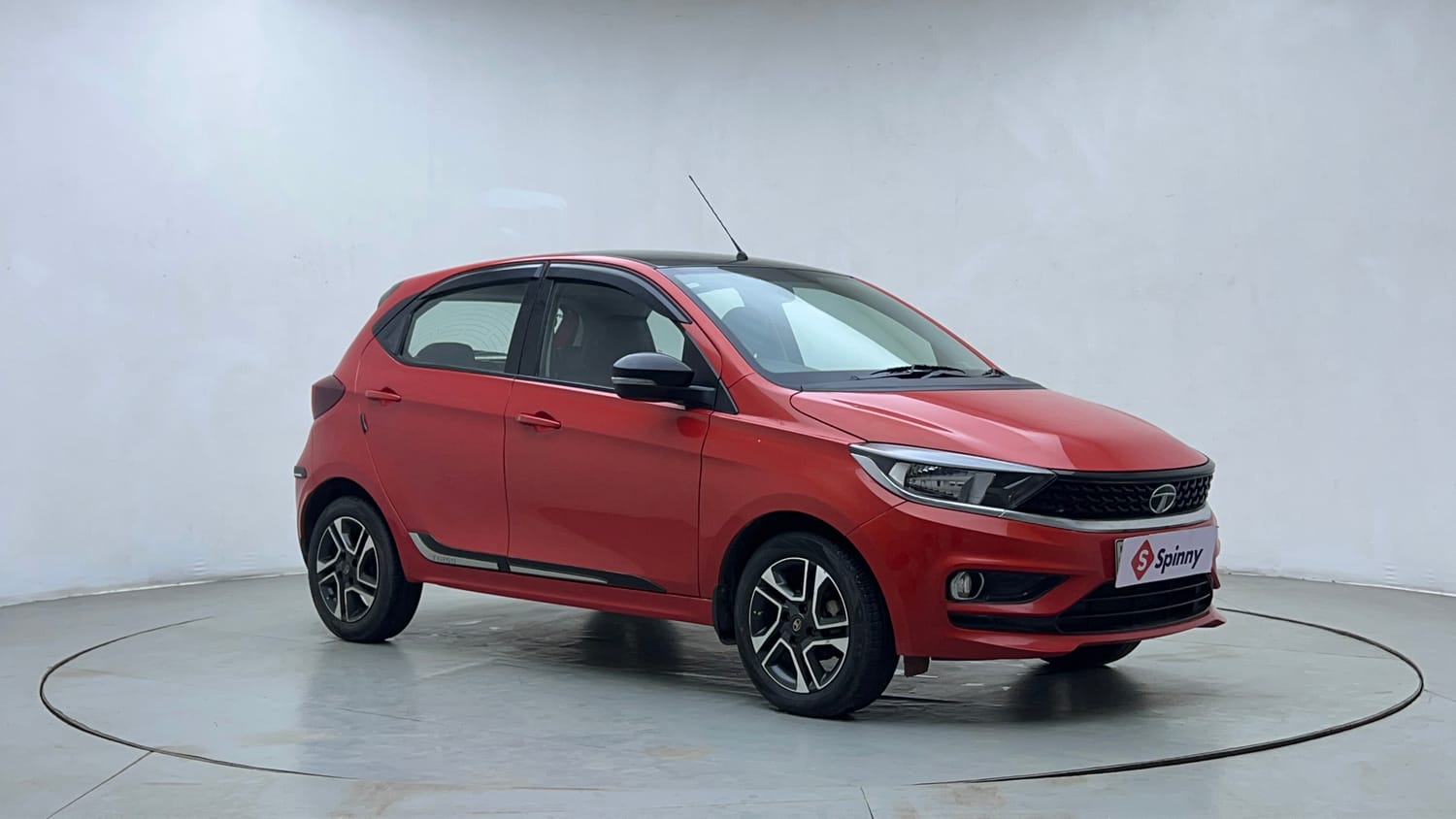 Used 2020 Tata Tiago XZ Plus Dual Tone Petrol Manual exterior RIGHT FRONT CORNER VIEW