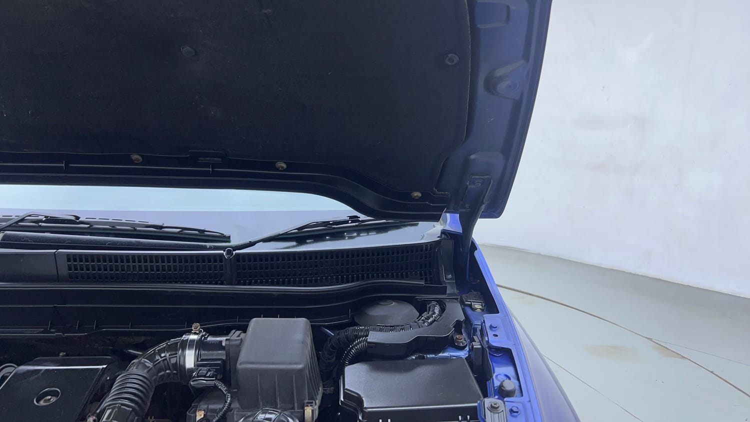 Used 2015 Maruti Suzuki S-Cross Alpha 1.3 Diesel Manual engine ENGINE LEFT SIDE HINGE & APRON VIEW