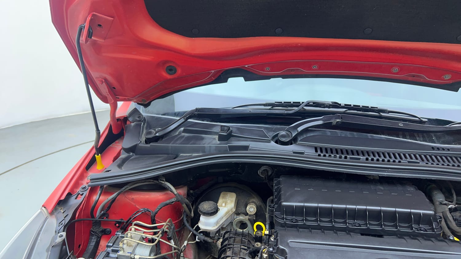 Used 2020 Tata Tiago XZ Plus Dual Tone Petrol Manual engine ENGINE RIGHT SIDE HINGE & APRON VIEW