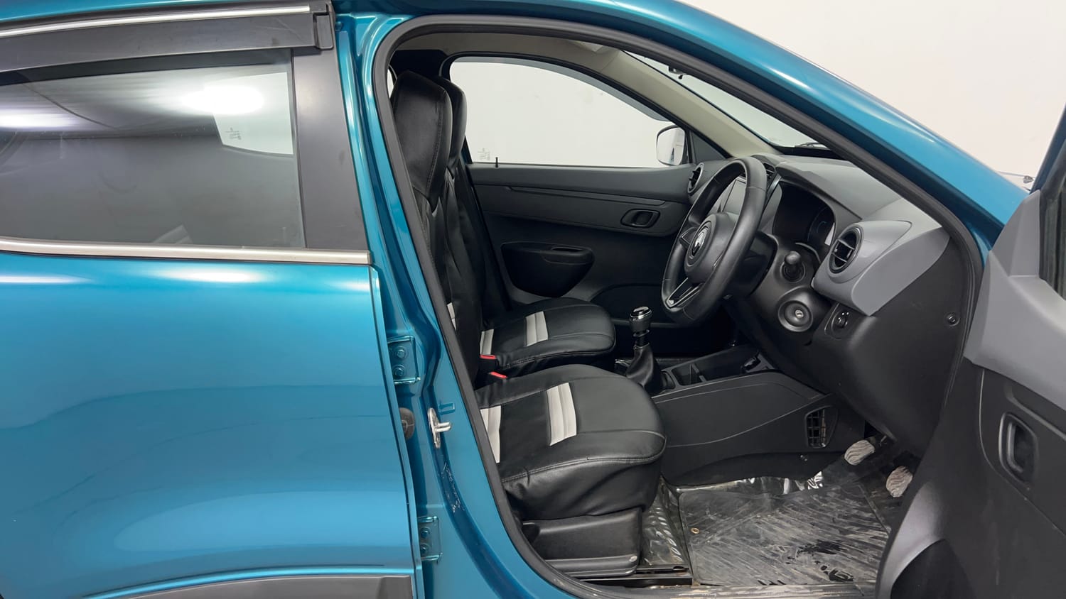 Used 2022 Renault Kwid RXT 1.0 (O) Petrol Manual interior RIGHT SIDE FRONT DOOR CABIN VIEW