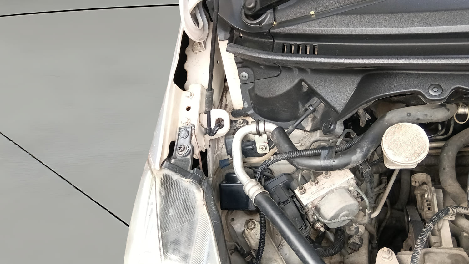 Used 2015 Maruti Suzuki Ertiga Vxi Petrol Manual engine ENGINE RIGHT SIDE HINGE & APRON VIEW