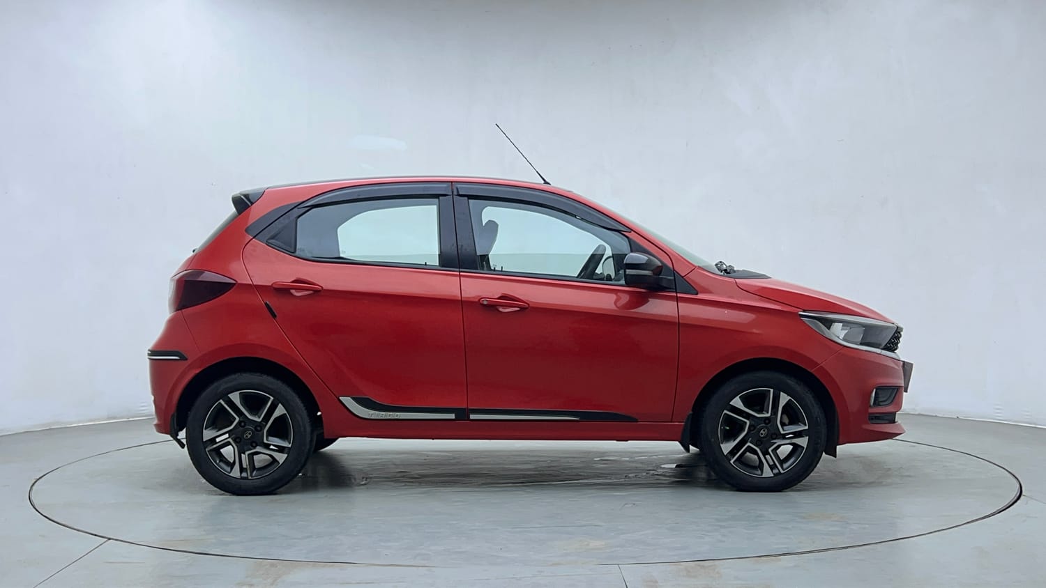 Used 2020 Tata Tiago XZ Plus Dual Tone Petrol Manual exterior RIGHT SIDE VIEW