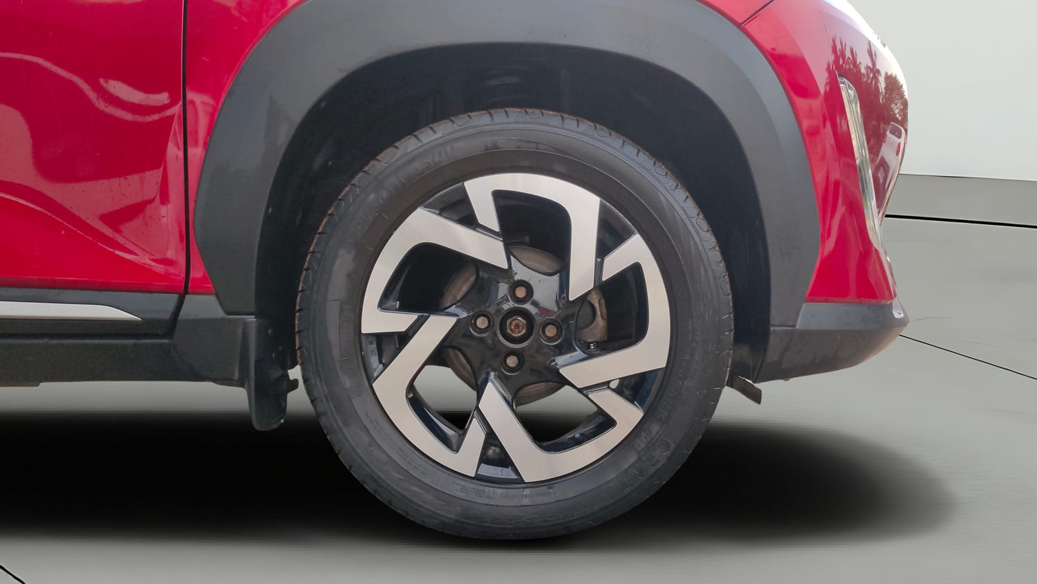 Used 2022 Nissan Magnite XV Premium Turbo CVT Dual Tone Petrol Automatic tyres RIGHT FRONT TYRE RIM VIEW