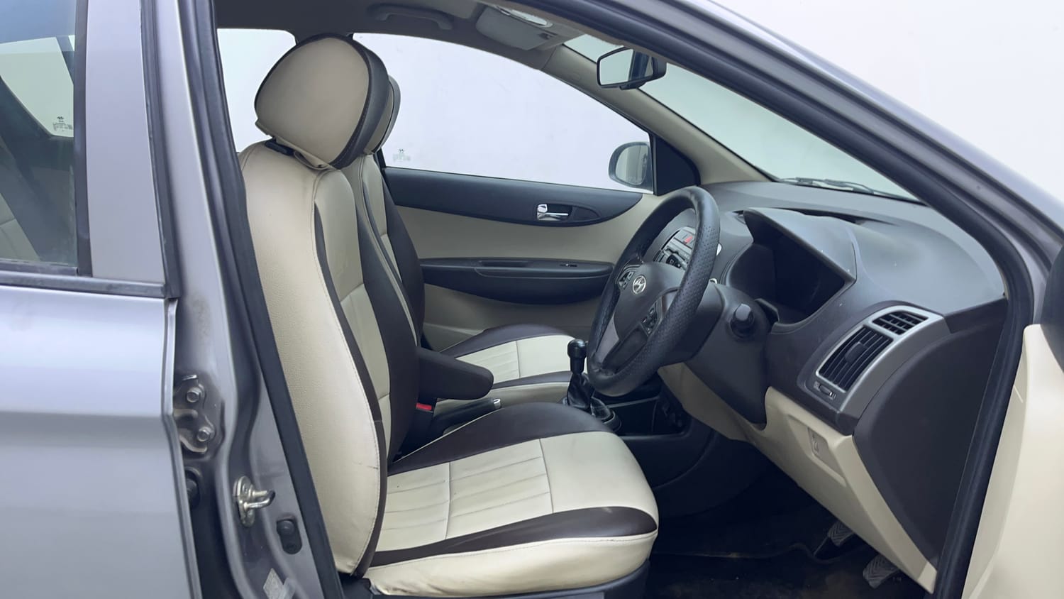 Used 2014 Hyundai i20 Asta 1.2 Petrol Manual interior RIGHT SIDE FRONT DOOR CABIN VIEW
