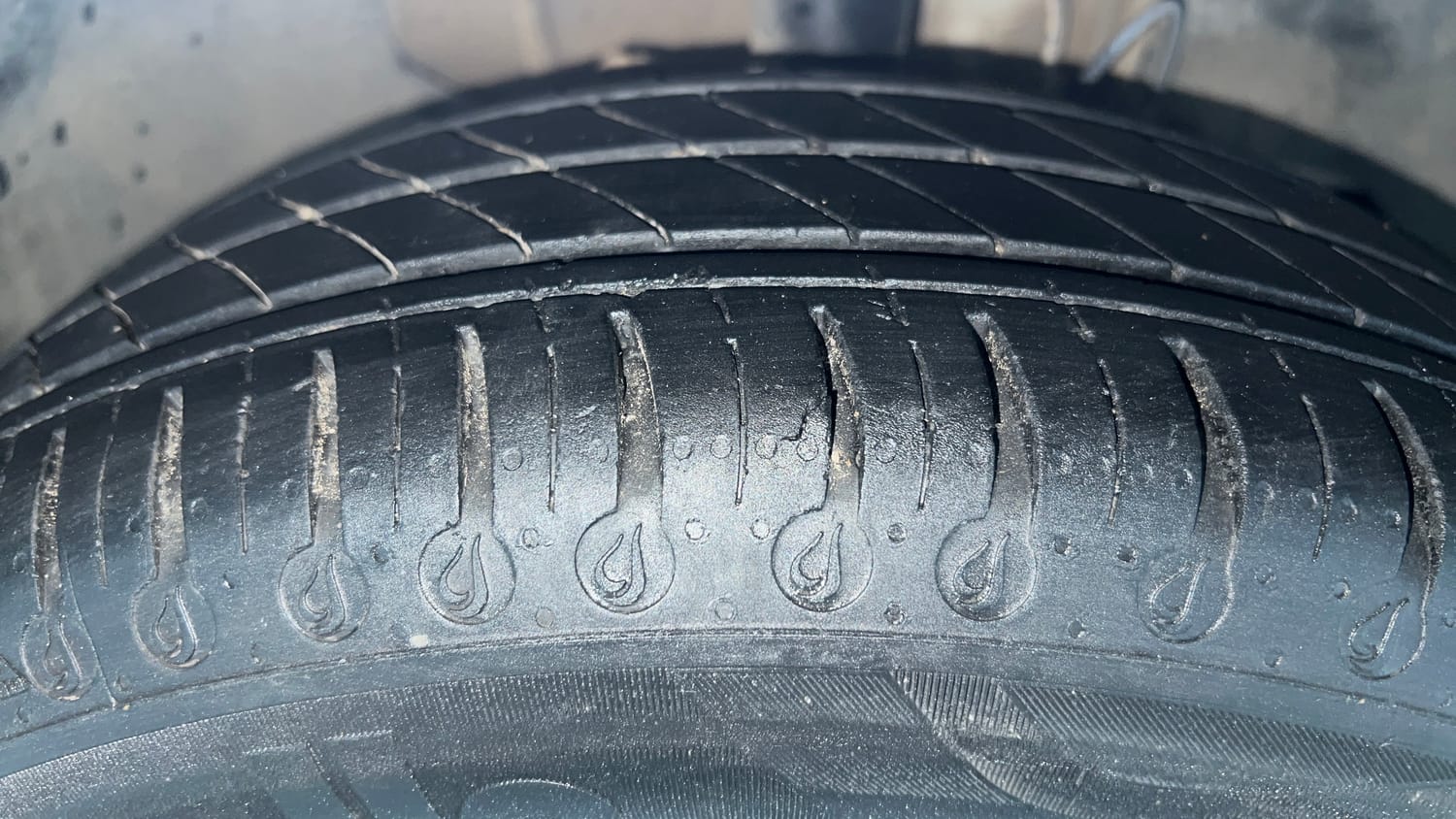 Used 2024 Tata Tiago XTA iCNG Cng Automatic tyres RIGHT FRONT TYRE TREAD VIEW