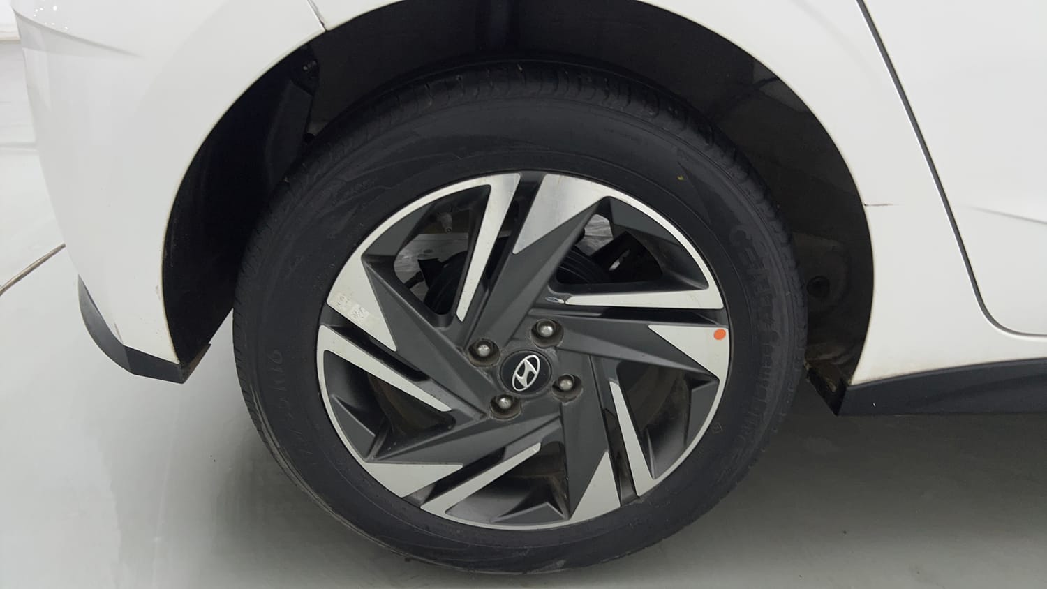 Used 2022 Hyundai i20 Asta (O) 1.2 IVT Petrol Automatic tyres RIGHT REAR TYRE RIM VIEW