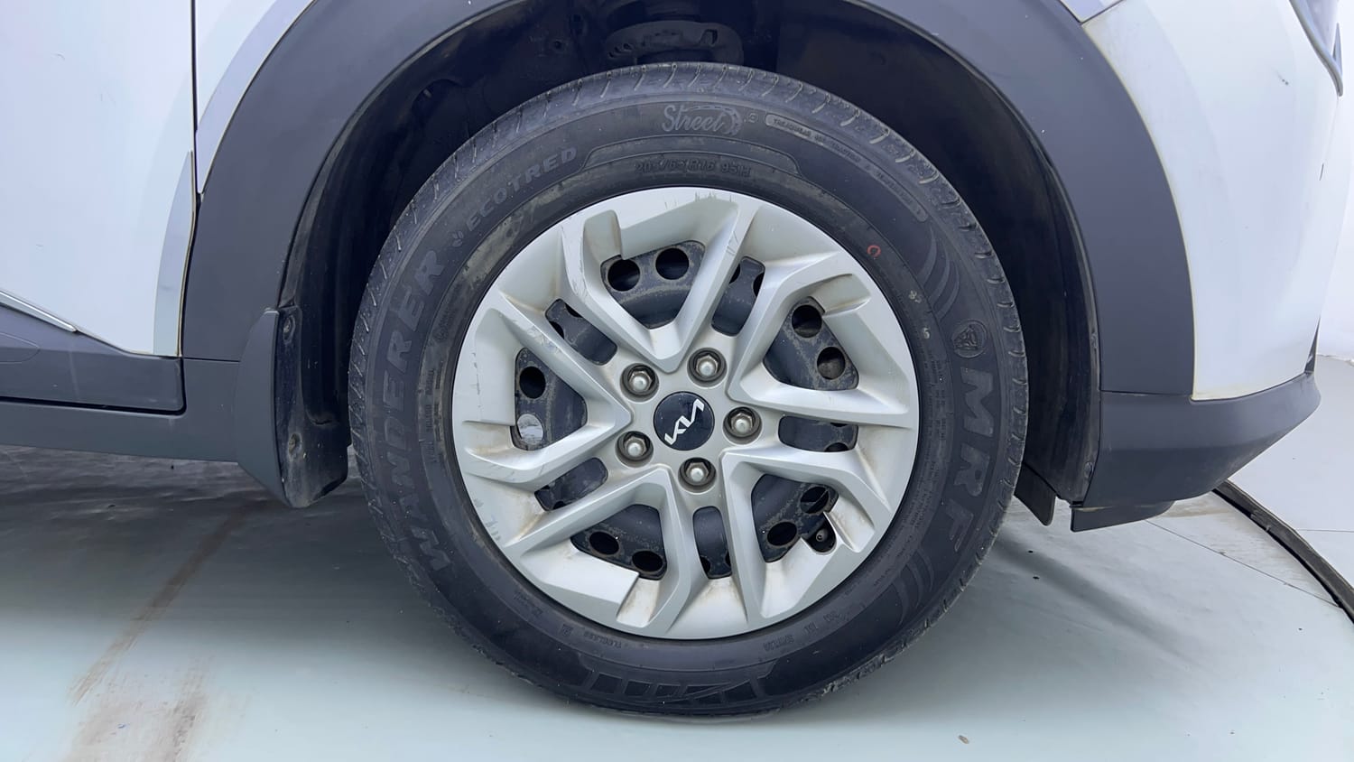Used 2022 Kia Carens Prestige 1.4 Petrol MT 7 STR Petrol Manual tyres RIGHT FRONT TYRE RIM VIEW