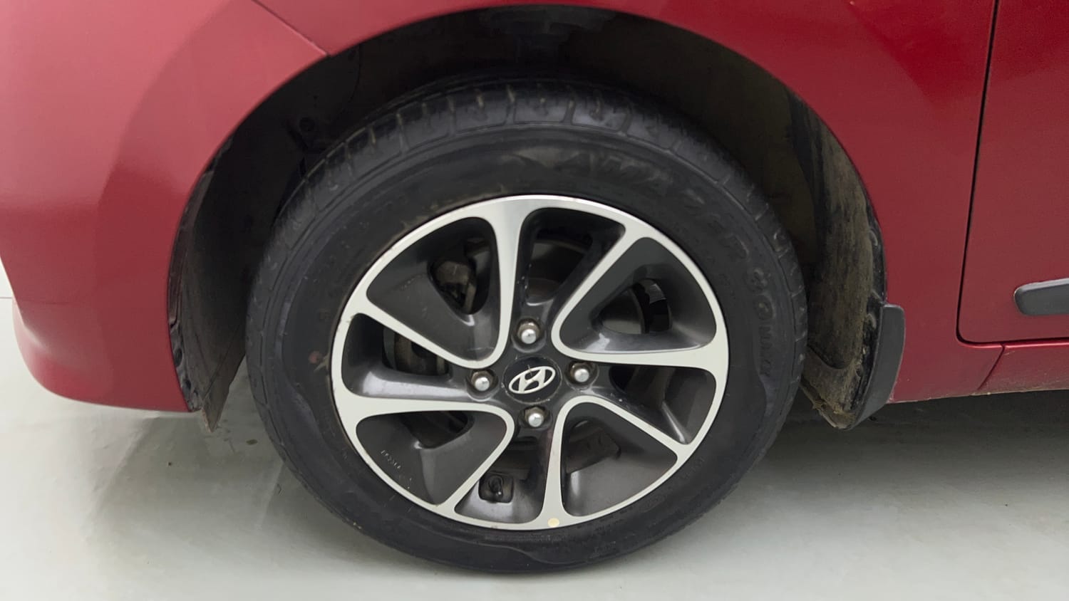 Used 2018 Hyundai Grand i10 Sportz (O) AT 1.2 Kappa VTVT Petrol Automatic tyres LEFT FRONT TYRE RIM VIEW