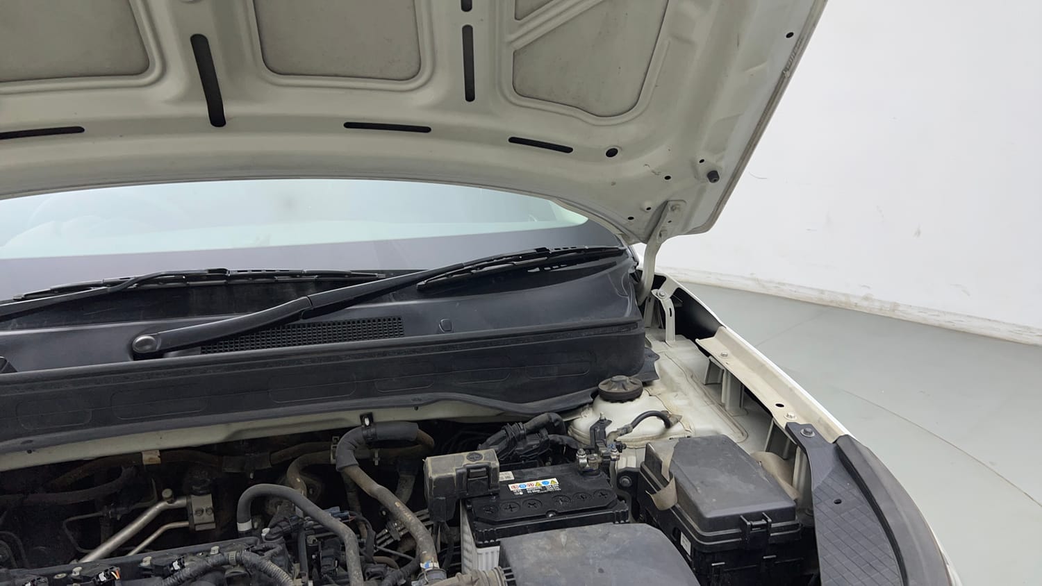 Used 2021 Hyundai Venue S 1.2 Petrol Petrol Manual engine ENGINE LEFT SIDE HINGE & APRON VIEW