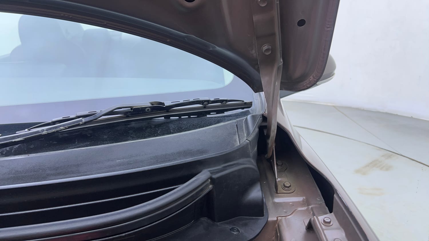 Used 2020 Hyundai Aura SX Plus 1.2 AMT Petrol Petrol Automatic engine ENGINE LEFT SIDE HINGE & APRON VIEW