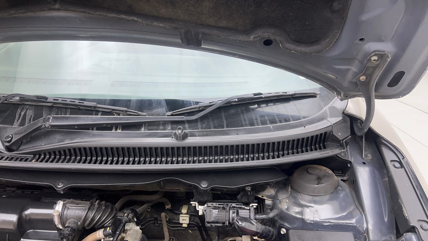 Used 2020 Maruti Suzuki Baleno Delta Petrol Manual engine ENGINE LEFT SIDE HINGE & APRON VIEW