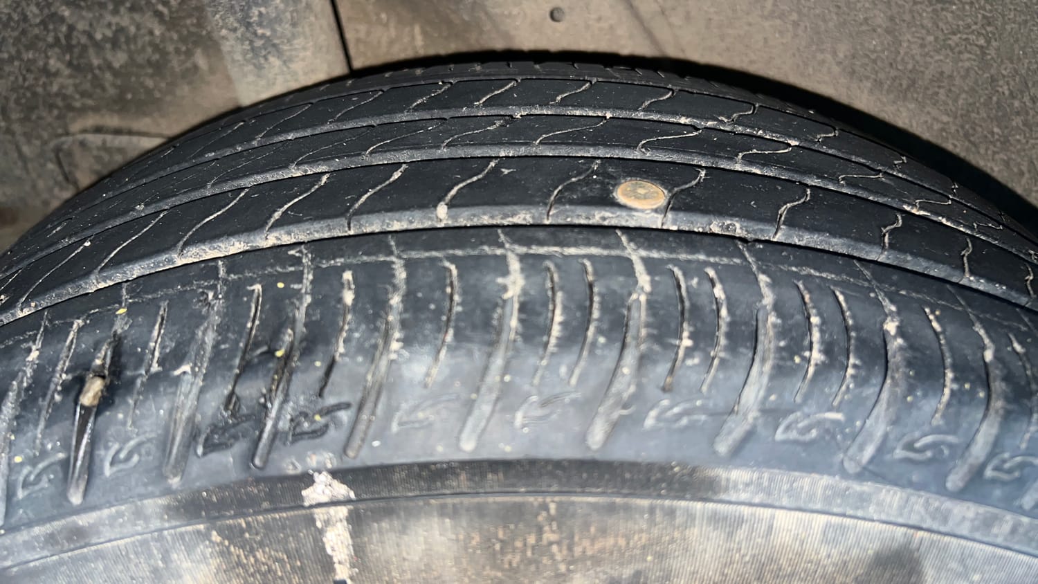 Used 2019 Hyundai Venue SX Plus 1.0 Turbo DCT Petrol Automatic tyres RIGHT REAR TYRE TREAD VIEW
