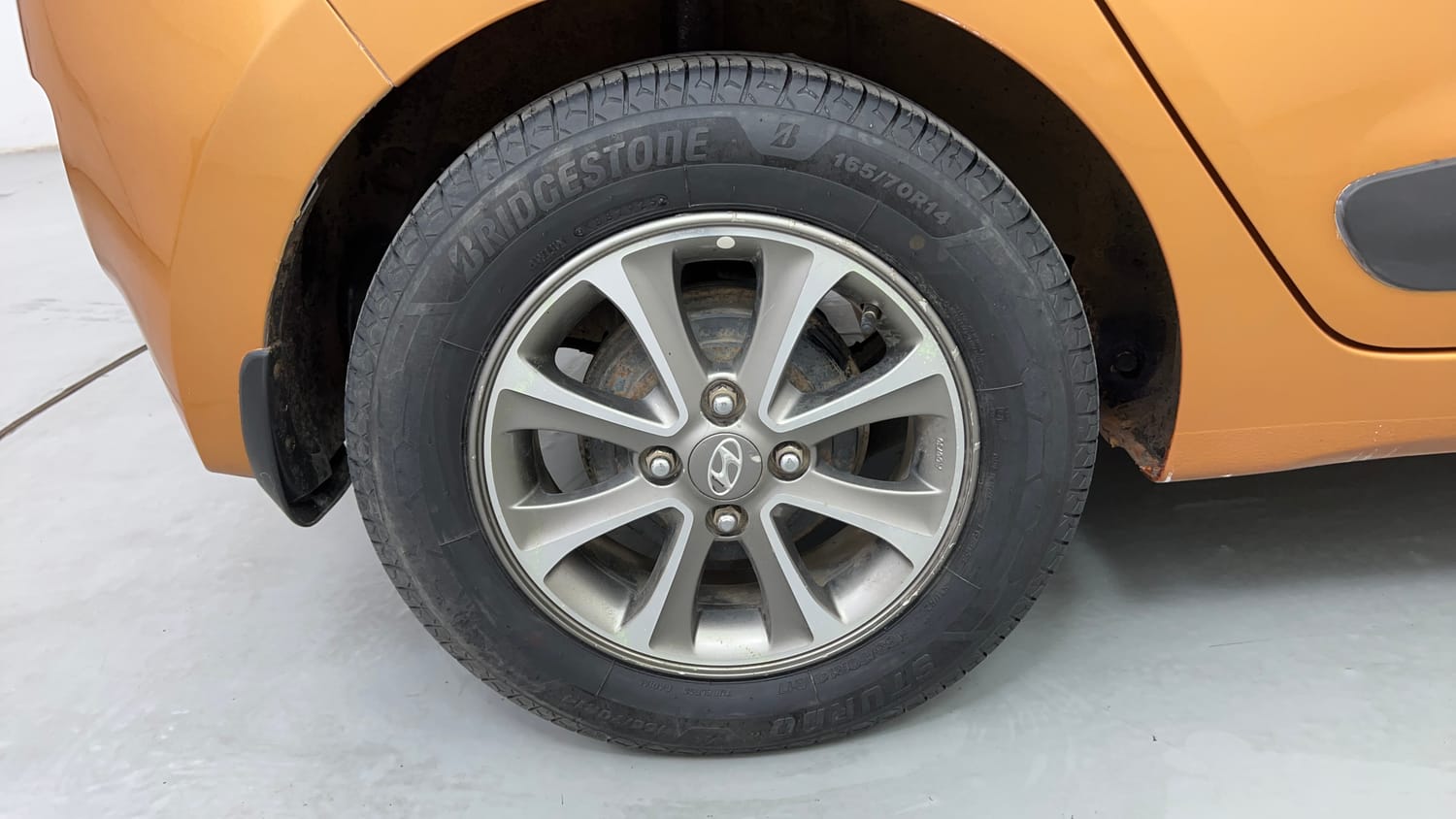 Used 2014 Hyundai Grand i10 Asta 1.2 Kappa VTVT (O) Petrol Manual tyres RIGHT REAR TYRE RIM VIEW