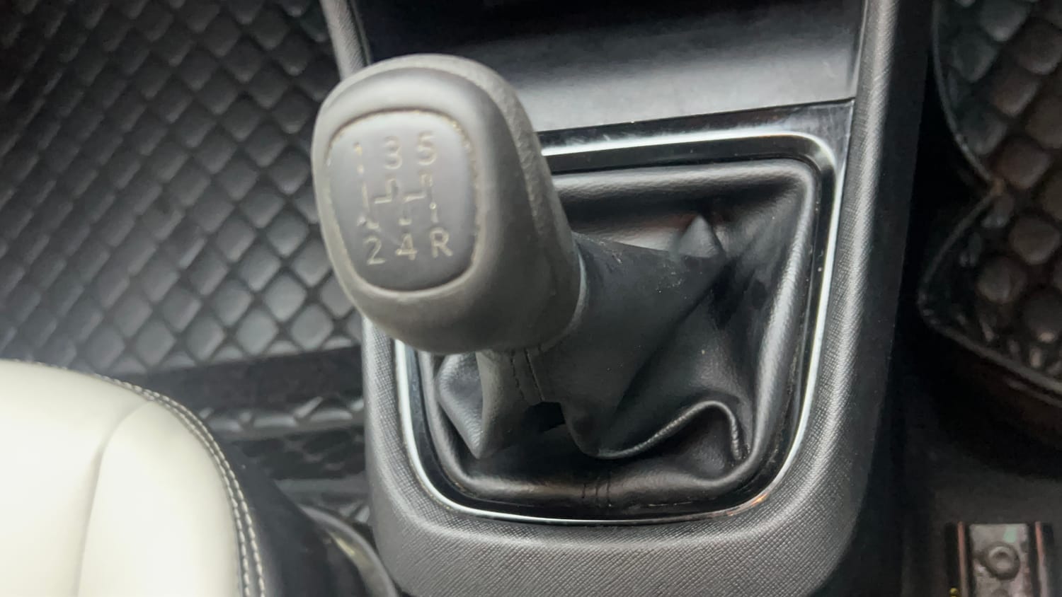 Used 2024 Tata Punch Pure MT Petrol Manual interior GEAR  KNOB VIEW