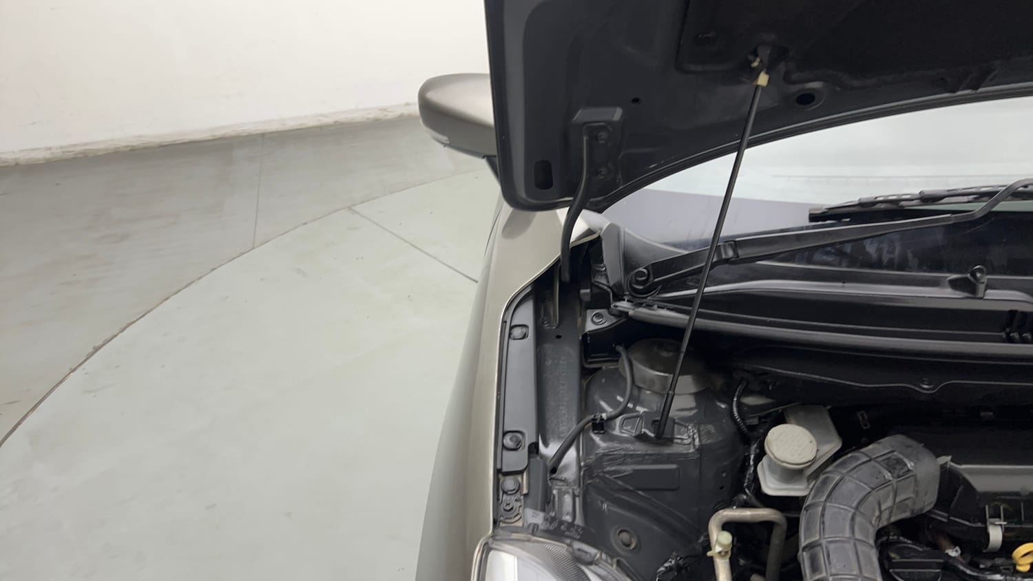 Used 2019 Maruti Suzuki Baleno Zeta Automatic Petrol Automatic engine ENGINE RIGHT SIDE HINGE & APRON VIEW