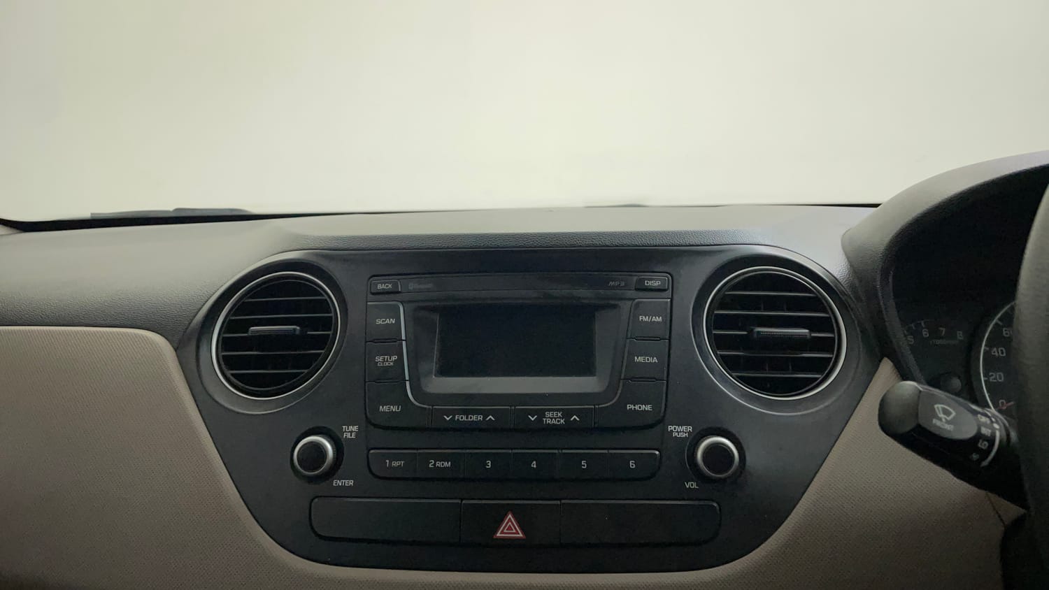 Used 2016 Hyundai Grand i10 Sportz 1.2 Kappa VTVT Petrol Manual top_features Integrated (in-dash) music system