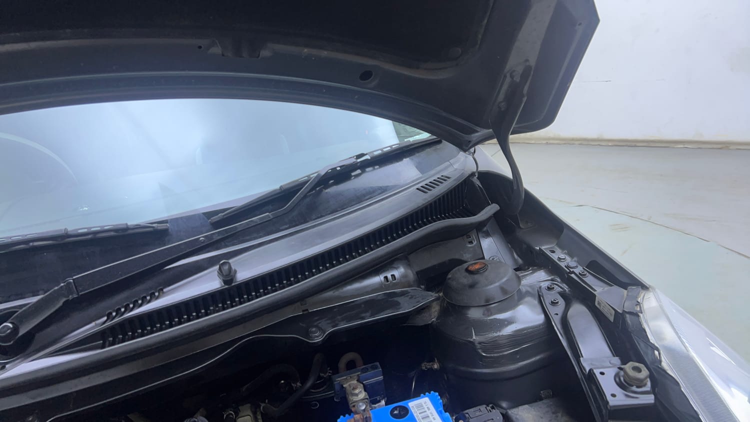 Used 2017 Maruti Suzuki Swift VXi Petrol Manual engine ENGINE LEFT SIDE HINGE & APRON VIEW