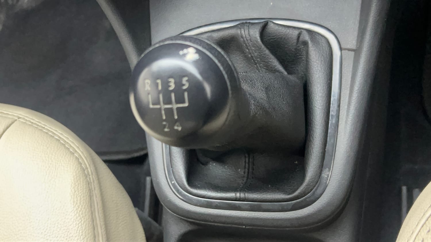 Used 2016 Volkswagen Polo Comfortline 1.2L (P) Petrol Manual interior GEAR  KNOB VIEW