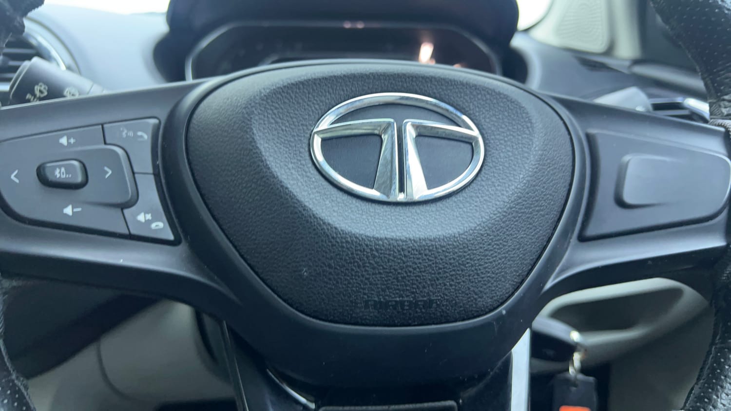 Used 2022 Tata Tiago XZ Plus Petrol Manual top_features Airbags