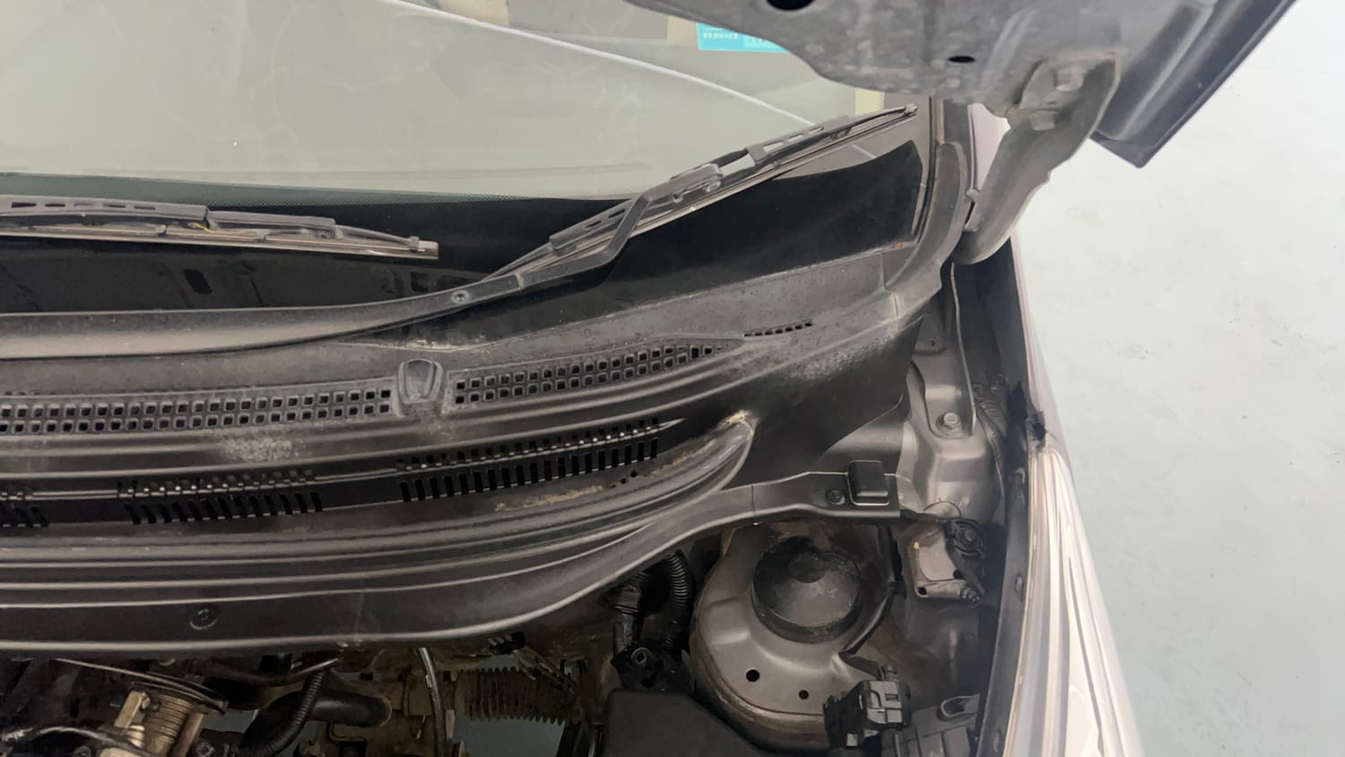 Used 2017 Hyundai Eon Era + AirBag Petrol Manual engine ENGINE LEFT SIDE HINGE & APRON VIEW