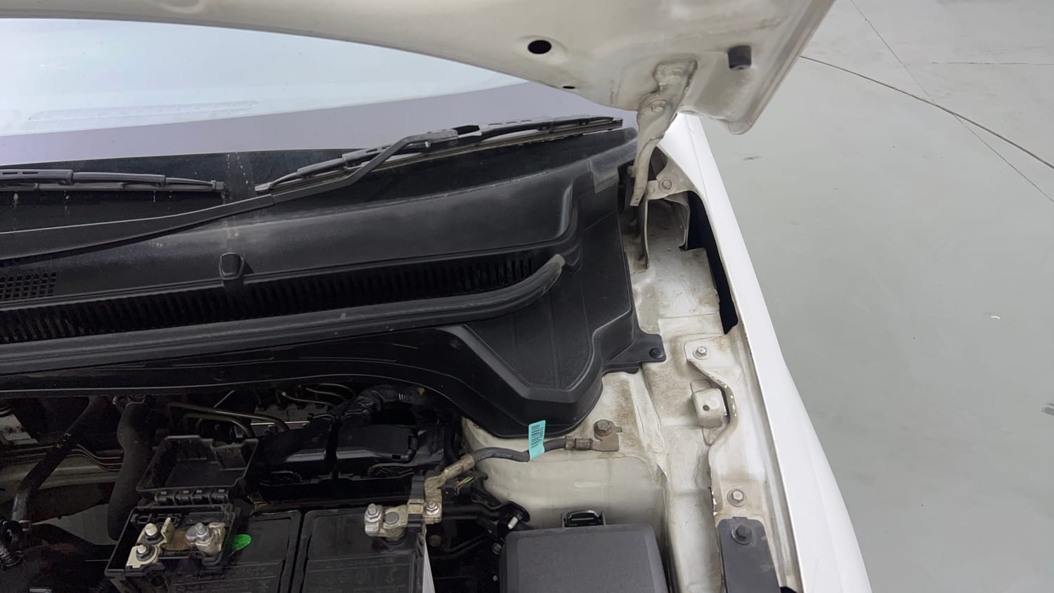 Used 2022 Hyundai i20 Asta (O) 1.2 IVT Petrol Automatic engine ENGINE LEFT SIDE HINGE & APRON VIEW