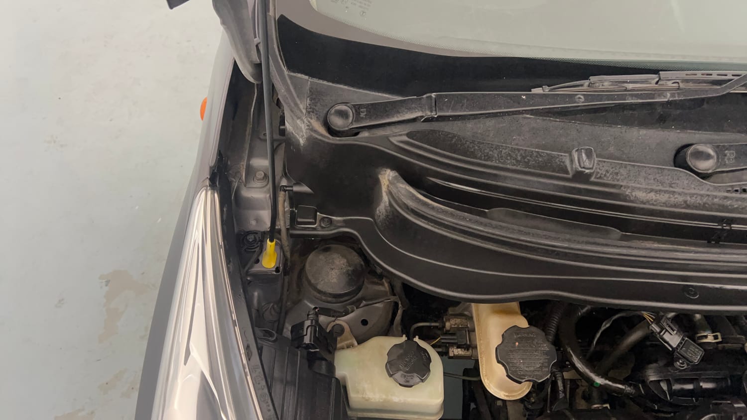 Used 2017 Hyundai Eon Era + AirBag Petrol Manual engine ENGINE RIGHT SIDE HINGE & APRON VIEW