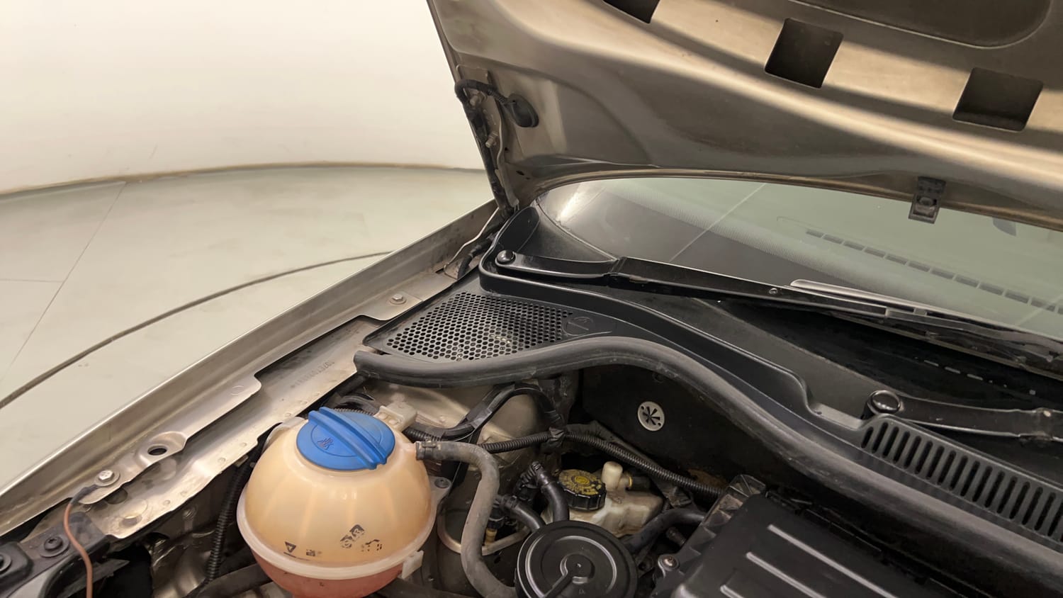 Used 2014 Volkswagen Vento Highline Petrol Petrol Manual engine ENGINE RIGHT SIDE HINGE & APRON VIEW