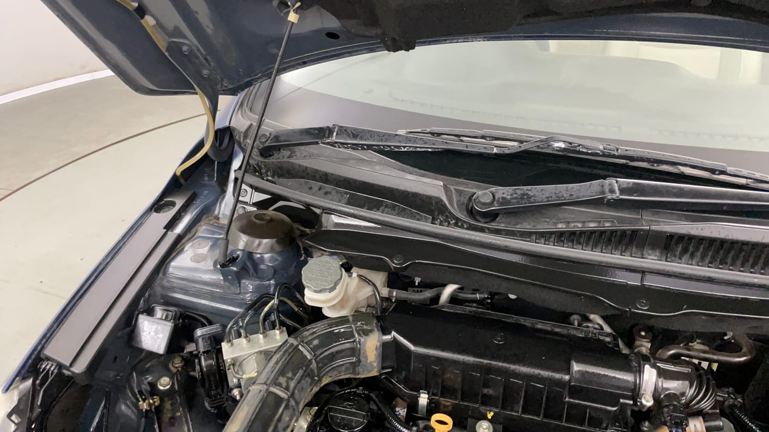 Used 2019 Maruti Suzuki Ciaz Alpha Hybrid 1.5 Petrol Manual engine ENGINE RIGHT SIDE HINGE & APRON VIEW