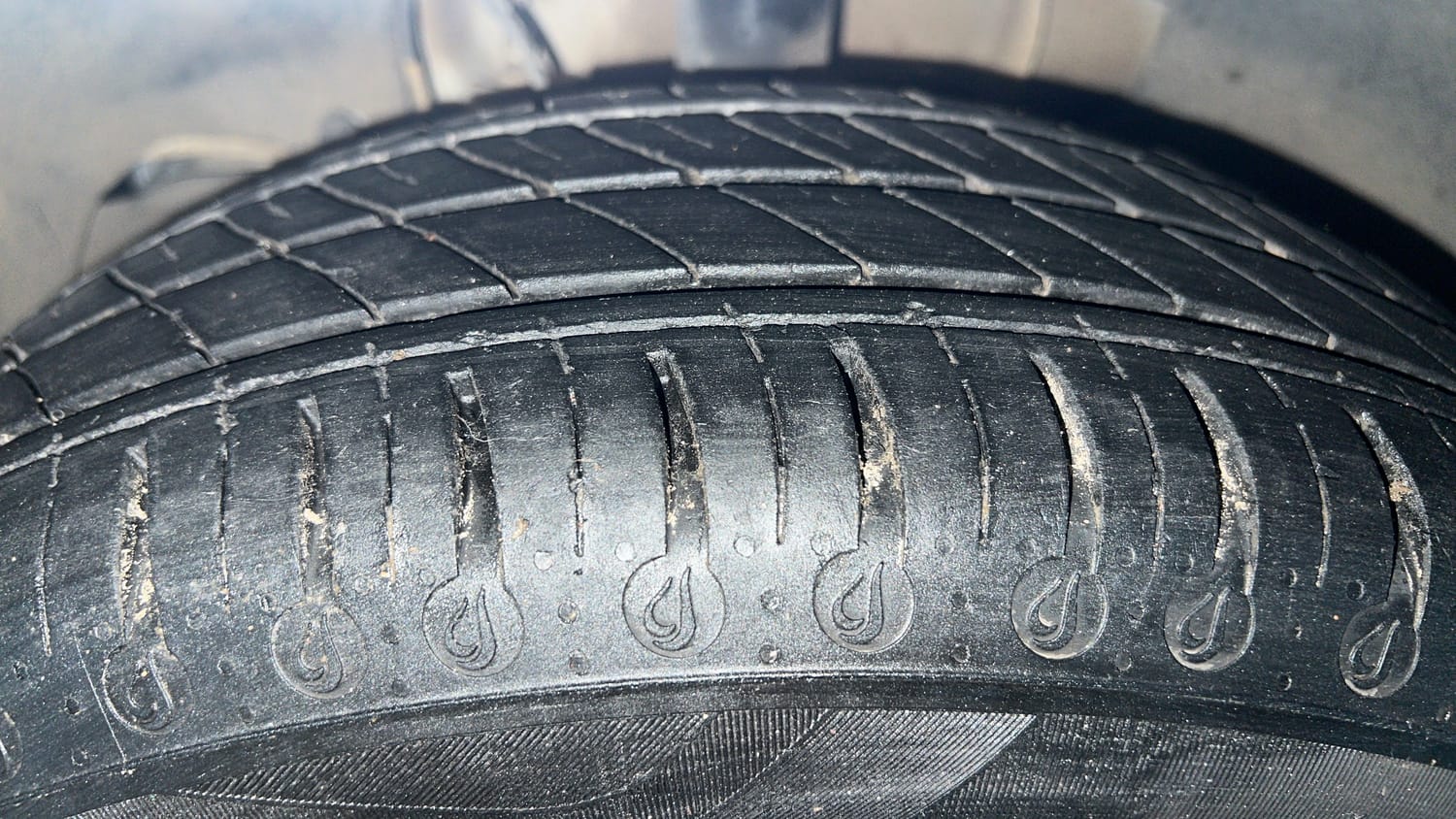 Used 2024 Tata Tiago XTA iCNG Cng Automatic tyres LEFT FRONT TYRE TREAD VIEW