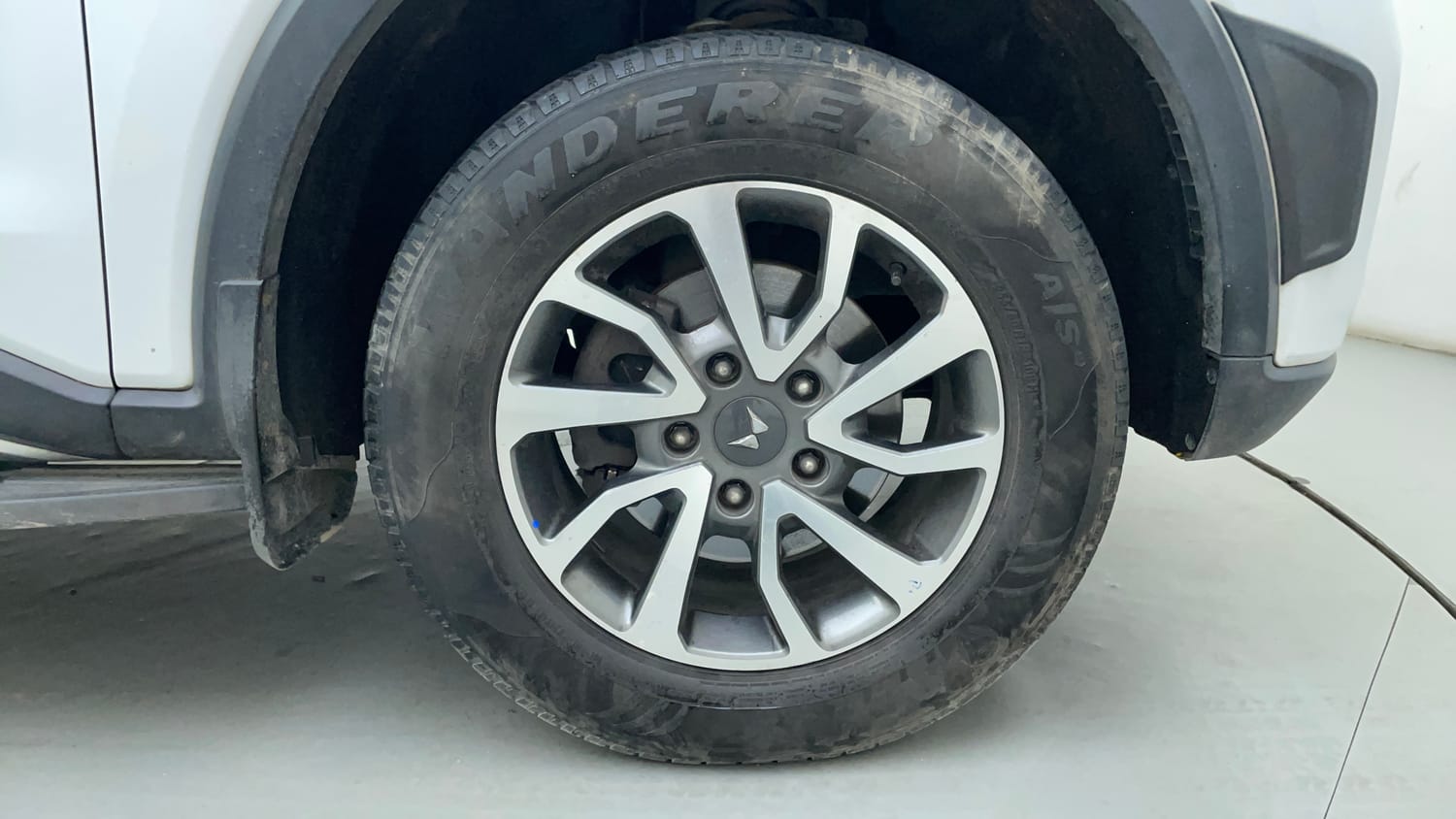 Used 2023 Mahindra Scorpio N Z8 L Petrol AT 7 STR Petrol Automatic tyres RIGHT FRONT TYRE RIM VIEW
