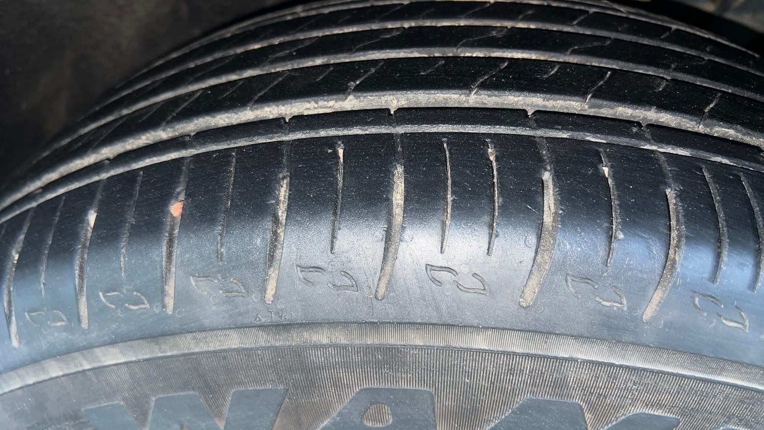 Used 2024 Mahindra XUV700 AX 5 Petrol AT 5 STR Petrol Automatic tyres LEFT FRONT TYRE TREAD VIEW