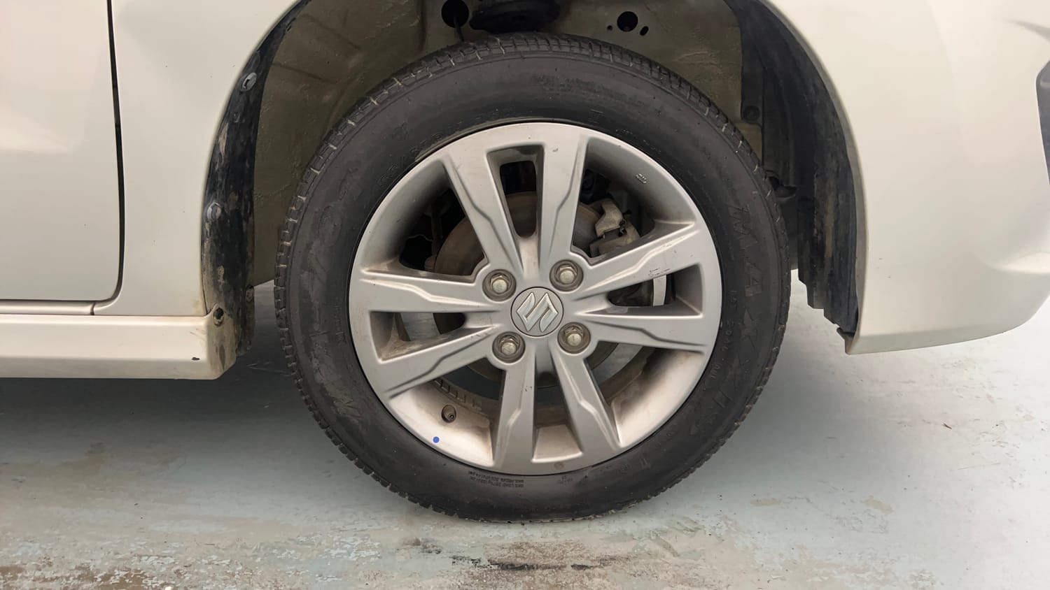 Used 2017 Maruti Suzuki Wagon R VXI+ Petrol Manual tyres RIGHT FRONT TYRE RIM VIEW