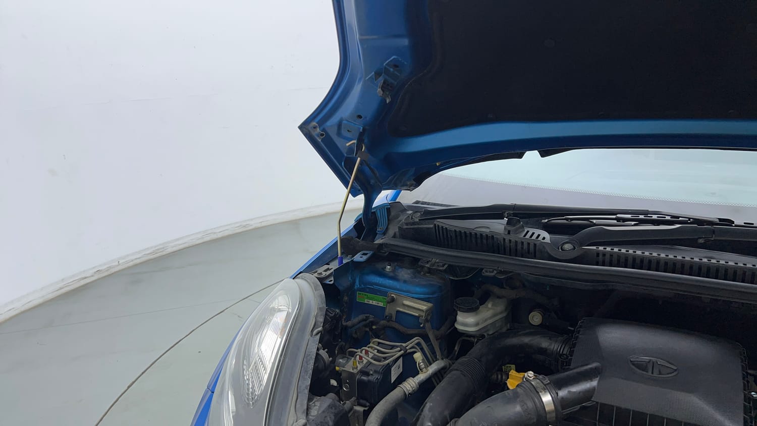 Used 2020 Tata Nexon XZ Plus Petrol Manual engine ENGINE RIGHT SIDE HINGE & APRON VIEW