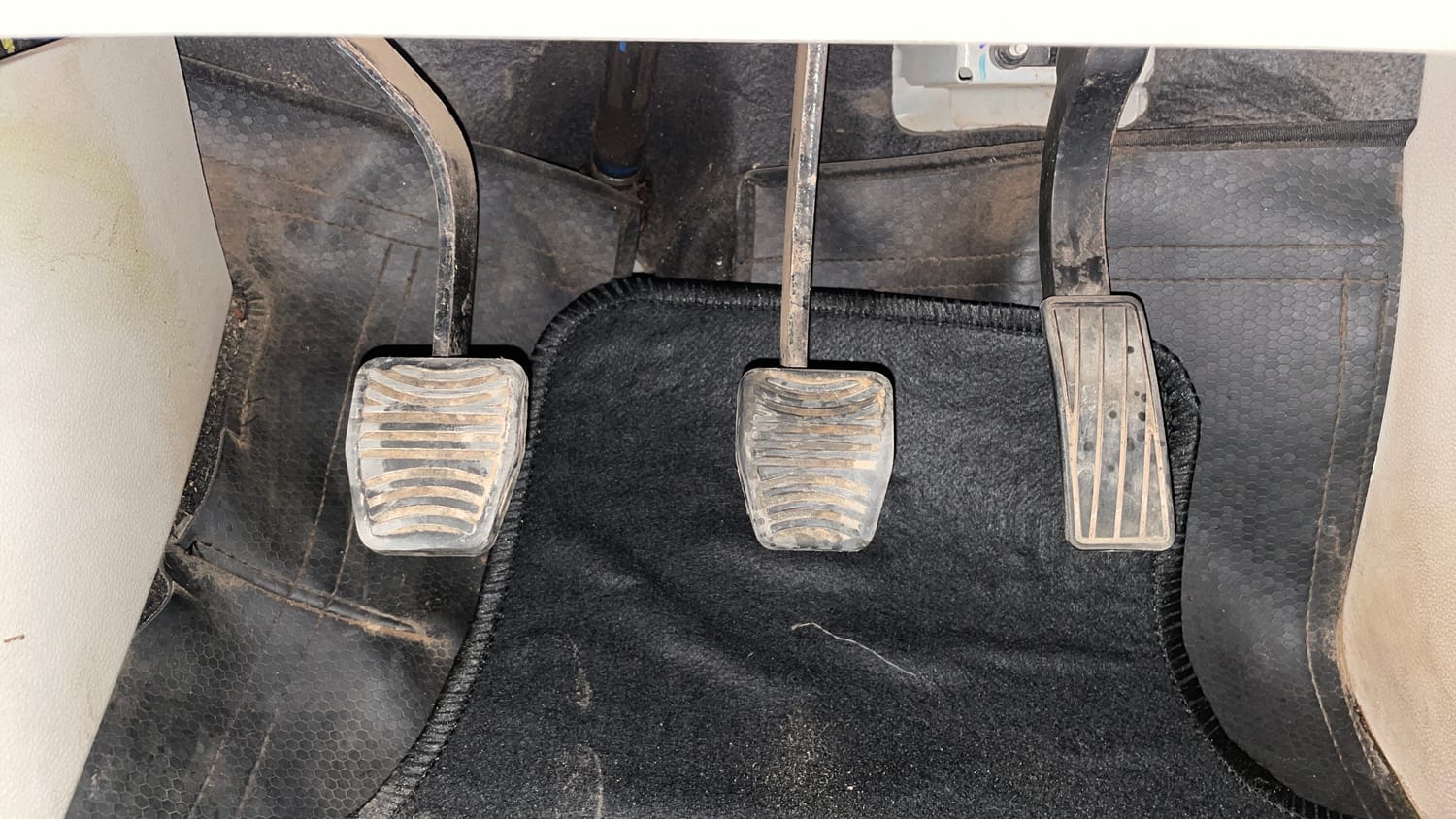 Used 2021 Mahindra XUV 300 W8 (O) 1.5 Diesel Diesel Manual interior PEDALS VIEW