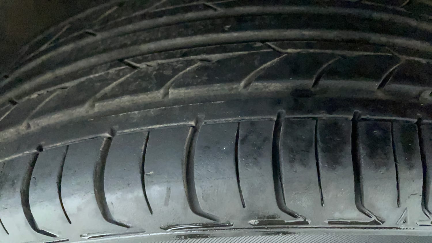 Used 2017 Volkswagen Ameo Comfortline 1.2L (P) Petrol Manual tyres RIGHT FRONT TYRE TREAD VIEW