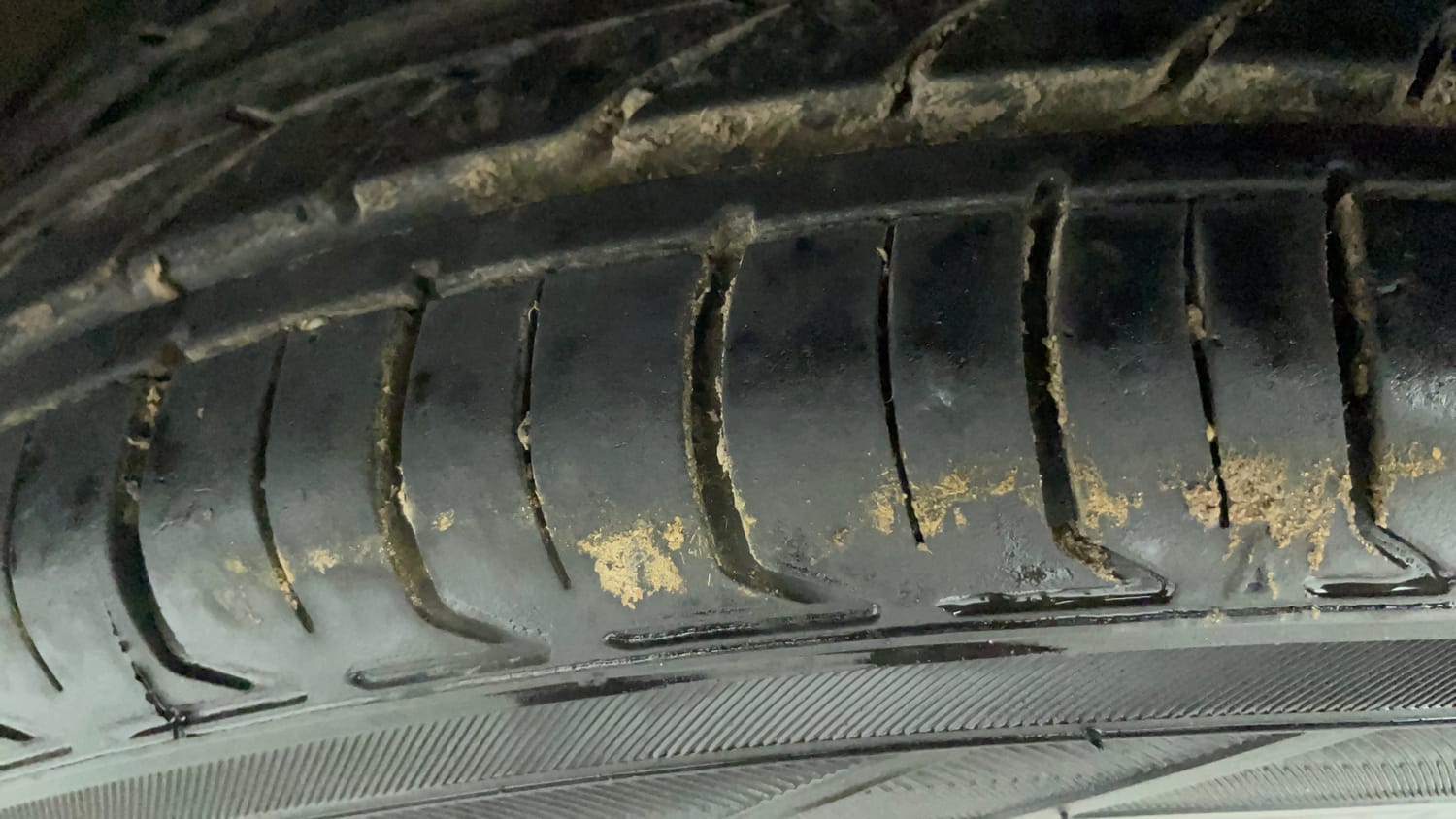 Used 2017 Volkswagen Ameo Comfortline 1.2L (P) Petrol Manual tyres LEFT FRONT TYRE TREAD VIEW