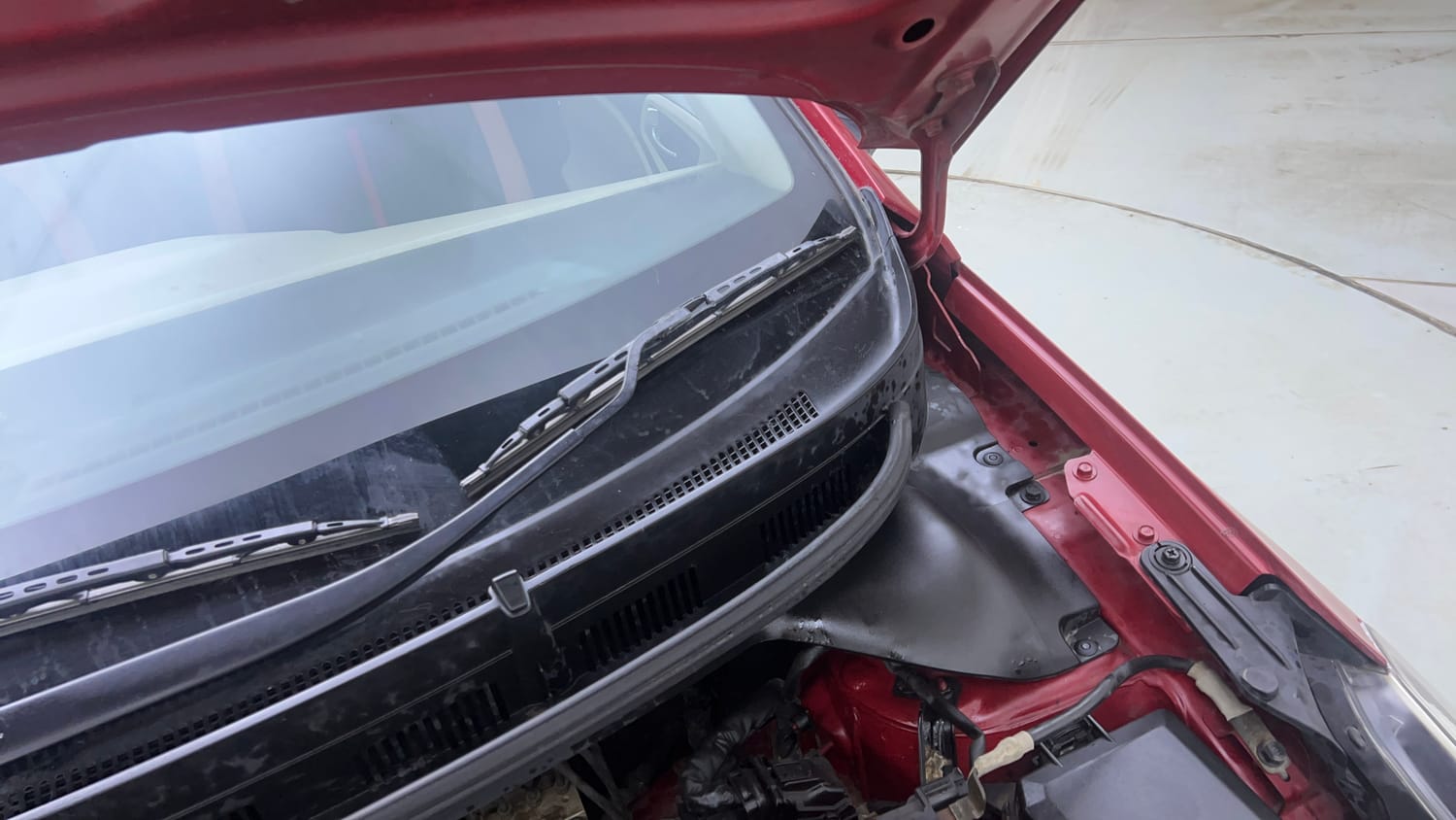 Used 2015 Hyundai Elite i20 Asta 1.2 Petrol Manual engine ENGINE LEFT SIDE HINGE & APRON VIEW