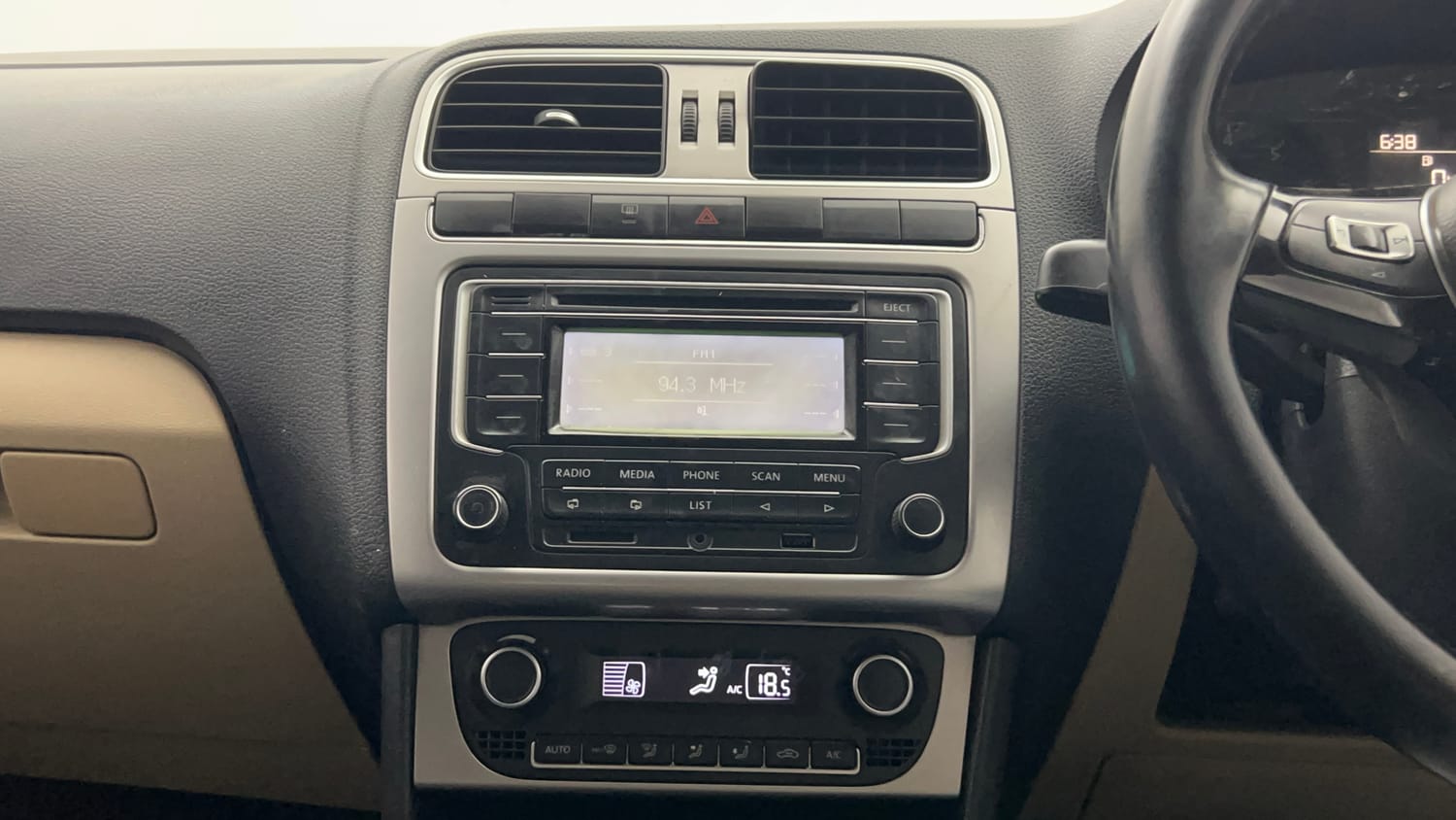 Used 2014 Volkswagen Polo Highline1.2L (P) Petrol Manual top_features Integrated (in-dash) music system