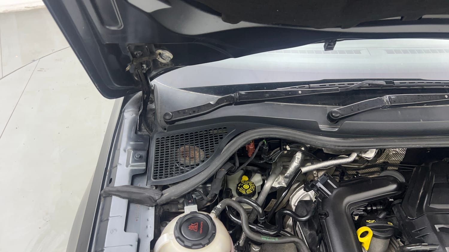 Used 2020 Skoda Rapid Active 1.0 TSI MT Petrol Manual engine ENGINE RIGHT SIDE HINGE & APRON VIEW