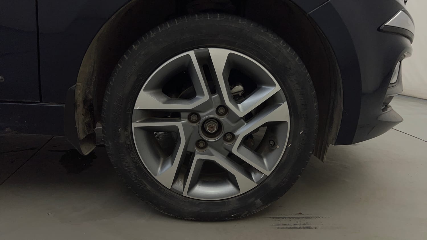 Used 2022 Tata Tigor XZA Plus Petrol Automatic tyres RIGHT FRONT TYRE RIM VIEW