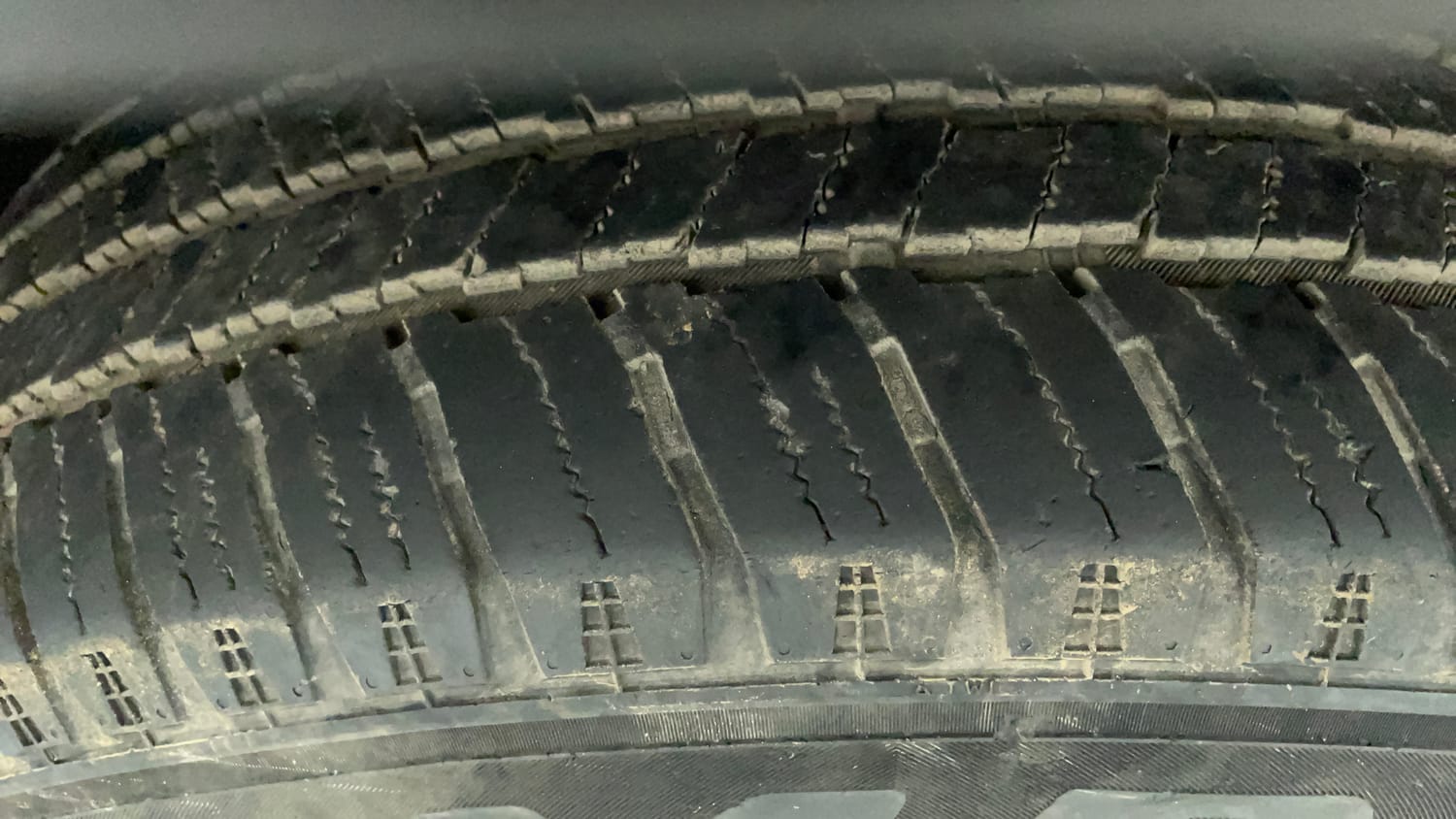 Used 2023 Mahindra Scorpio N Z8 L Petrol AT 7 STR Petrol Automatic tyres LEFT FRONT TYRE TREAD VIEW